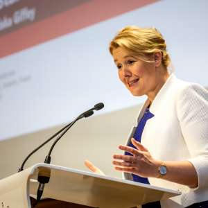 Bundesministerin Dr. Franziska Giffey spricht am Podium