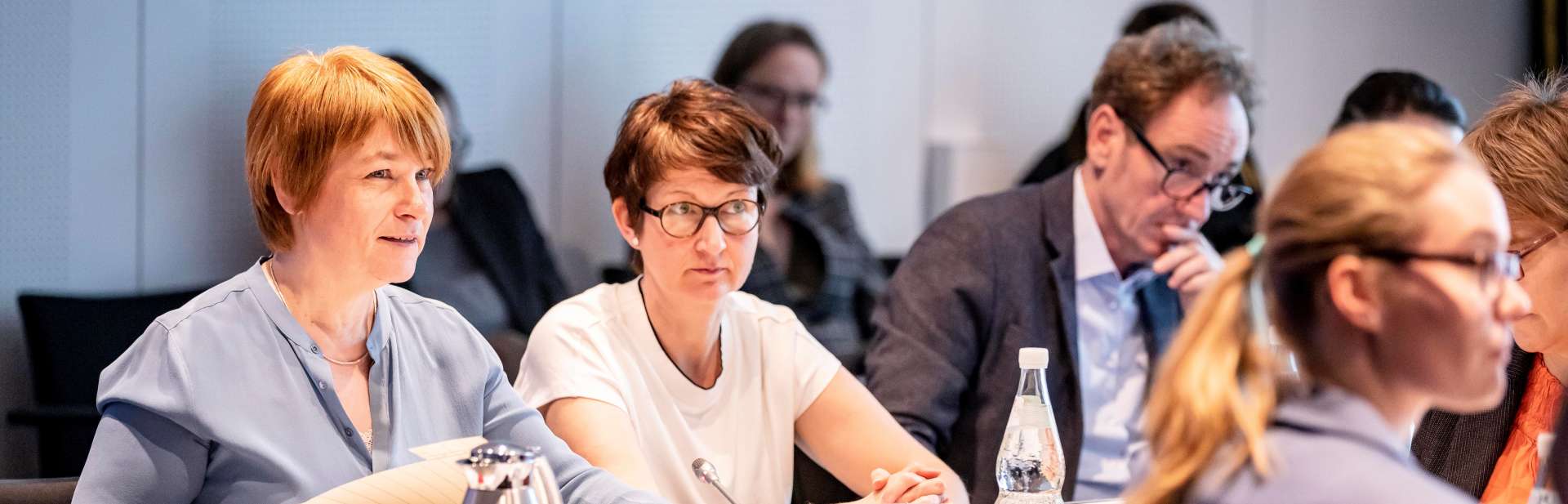 Das Bild zeigt Frau Parlamentarische Staatssekretärin Caren Marks und Bettina Bundzsus auf der dritten Sitzung der AG "SGB VIII: Mitreden - Mitgestalten". 