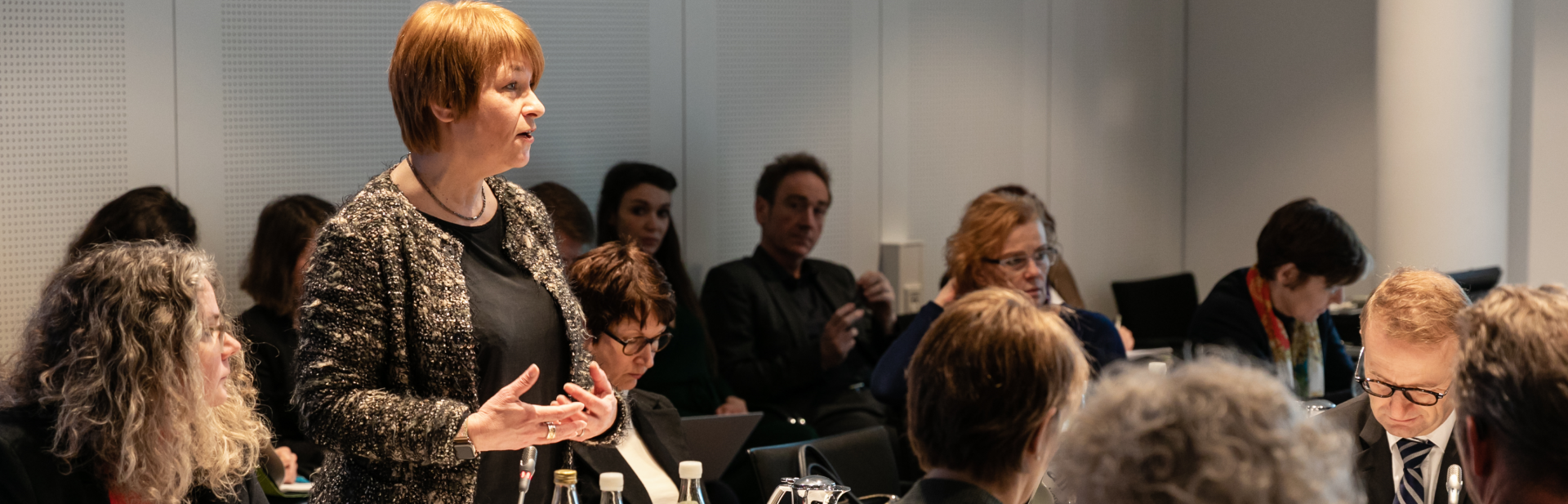 Das Bild zeigt Frau Parlamentarische Staatssekretärin Caren Marks auf der ersten Sitzung der AG "SGB VIII: Mitreden - Mitgestalten", die am Tisch steht und spricht. 